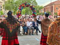 Fernández Cornago presencia la ofrenda floral a San Bernabé y la evocación histórica de la ciudad