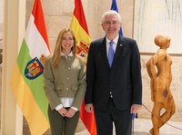 Javier Marca entrega la memoria del TSJR de 2024 a la presidenta del Parlamento