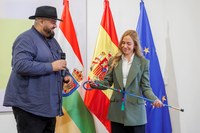 La Asociación de Promoción Gitana entrega a la presidenta del Parlamento de La Rioja la vara del pueblo gitano como muestra de gratitud por su apoyo