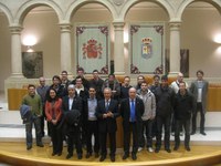 La plantilla del equipo de balonmano Naturhouse La Rioja visita la Cámara Legislativa regional