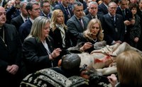 La Presidenta asiste al acto de Limpieza y Veneración del Santo Cristo Yacente del Santo Sepulcro