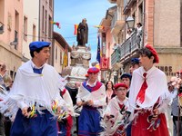 La presidenta del Parlamento acompaña a los calceatenses en el día grande de sus fiestas patronales