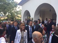La Presidenta del Parlamento acompaña a los vecinos de Sorzano en su tradicional reparto de bollos