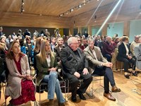 La presidenta del Parlamento agradece a Proyecto Hombre la labor desarrollada durante sus 35 años de vida