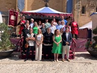 La presidenta del Parlamento felicita a Briones por el  éxito de las Jornadas Medievales