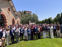 La presidenta del Parlamento asiste a la clausura de la asamblea general de la AREF