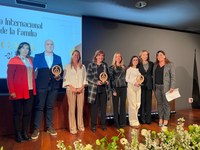 La presidenta del Parlamento asiste a la I Gala de la Familia