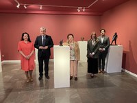 La presidenta del Parlamento asiste a la inauguración de la exposición 'Vanguardia y figuración'