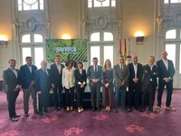 La presidenta del Parlamento asiste al homenaje póstumo a Pedro Garnica