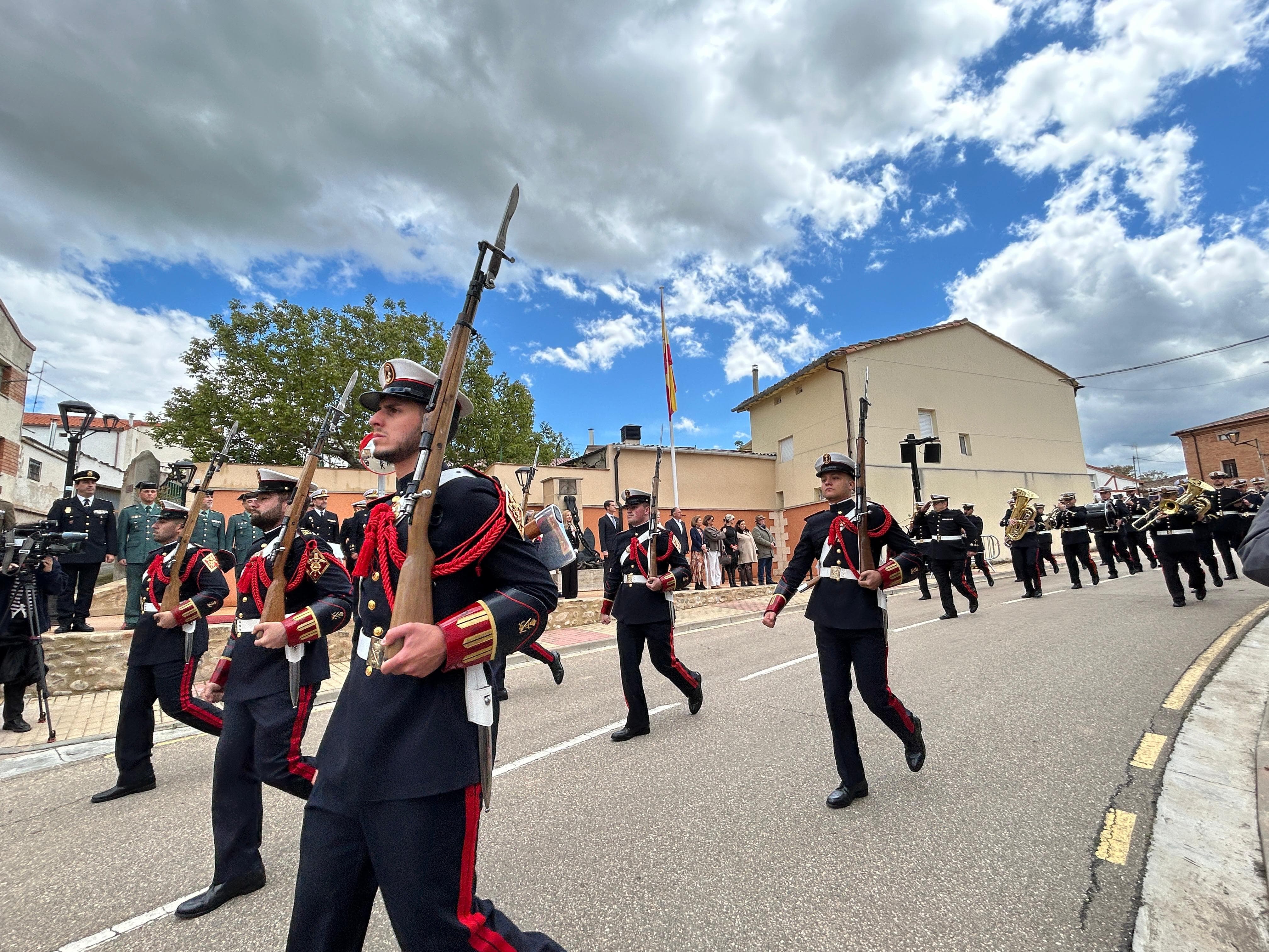 Inauguración de la plaza de la Armada en Hervías