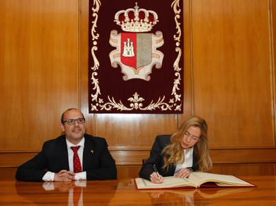 Intervención de Marta Fernández Cornago firma en el Libro de Honor de las Cortes de Castilla-La Mancha