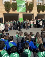 La presidenta del Parlamento lanza un mensaje de cariño y esperanza a las personas enfermas de cáncer y a sus familias 