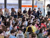 La presidenta del Parlamento expresa su apoyo a los menores y adolescentes enfermos de cáncer y a sus familias