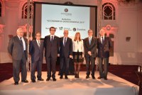 La Presidenta del Parlamento felicita a Fernando Gómez-Bezares, premio Gran Reserva 2017