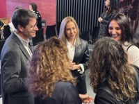 La presidenta del Parlamento felicita a las personas premiadas con las Meninas 2025