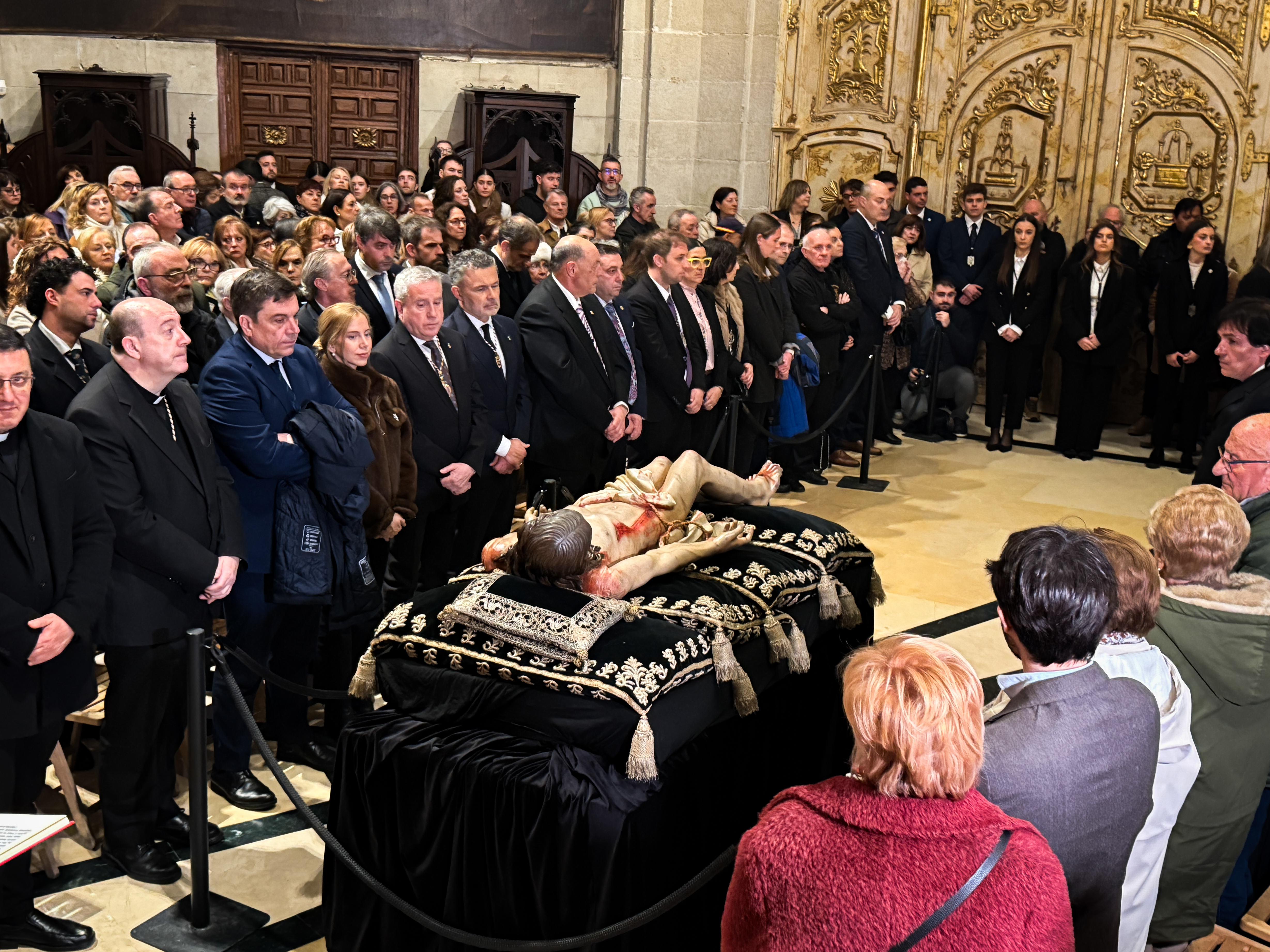 Acto de limpieza y veneración del Cristo Yacente del Santo Sepulcro