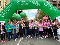 La presidenta del Parlamento muestra su apoyo a la AECC en la X Carrera por la Investigación contra el Cáncer