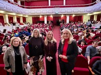 La presidenta del Parlamento ofrece una charla a escolares de Calahorra sobre la Constitución Española