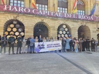La presidenta del Parlamento participa en Haro en el minuto de silencio por la mujer asesinada el pasado viernes