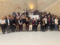 La presidenta del Parlamento participa en la concentración mensual contra la violencia de género