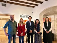La presidenta del Parlamento participa en la inauguración de la exposición 'Informadores Gráficos'