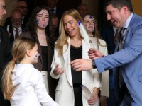 La presidenta del Parlamento pinta a las Doncellas Mayores de Santo Domingo de la Calzada