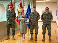 La presidenta del Parlamento recibe el libro del 50º aniversario del Bhelma III de manos del teniente coronel Soler Corredera