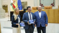 La presidenta del Parlamento recibe los Presupuestos de manos del consejero de Hacienda