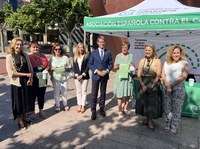 La presidenta del Parlamento se suma a la cuestación anual contra el cáncer