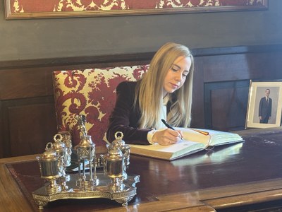 Firma en el Libro de Honor del Senado