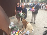 La Presidenta deposita un ramo de flores junto al Monumento en memoria de las víctimas del terrorismo del Paseo del Espolón
