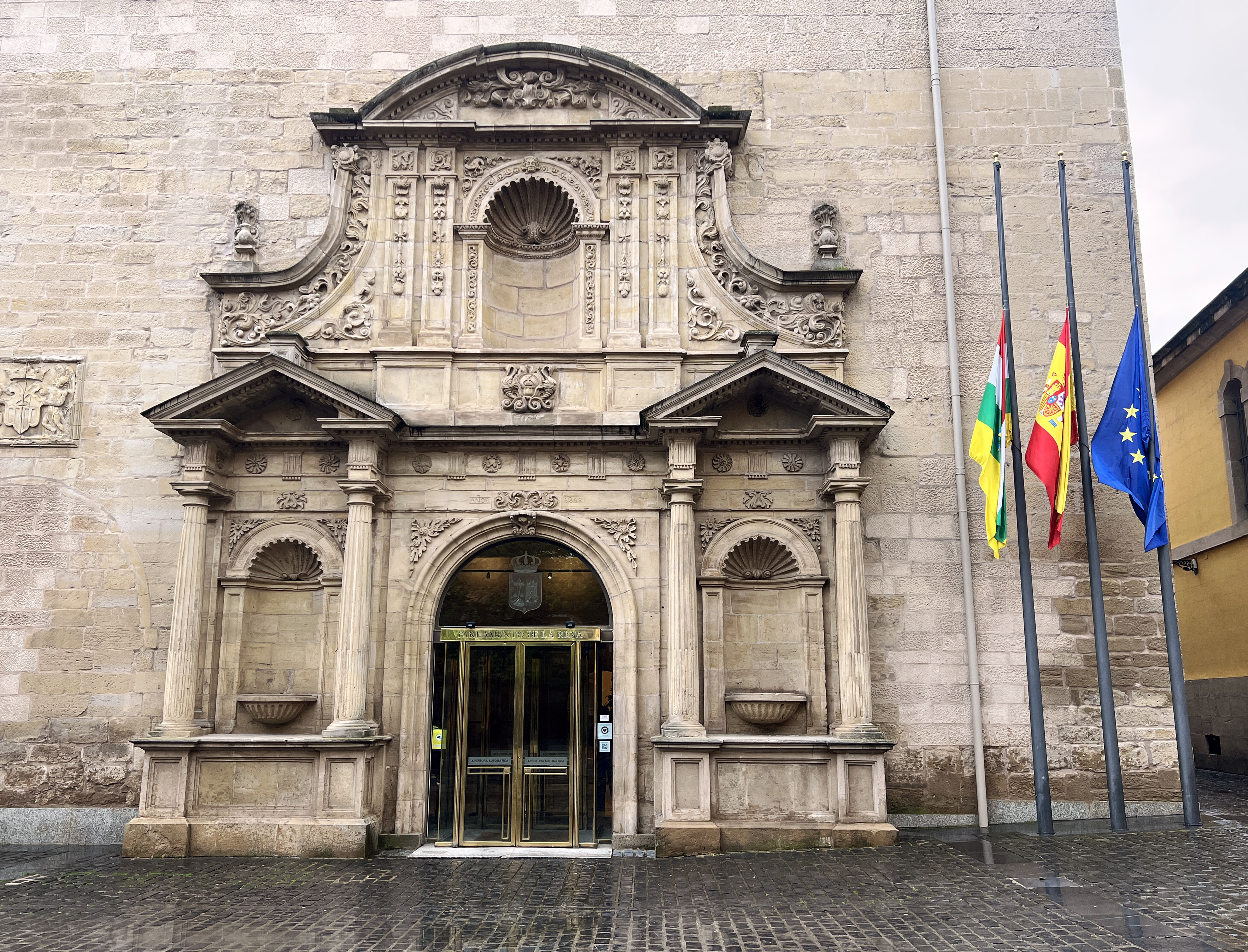 Banderas a media asta en señal de duelo