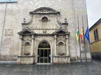 Las banderas del Parlamento ondean a media asta en señal de luto por el Papa Francisco