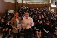 Marta Fernández Cornago ha presentado el cuento ‘Aventura en el Parlamento’ en dos colegios de Logroño