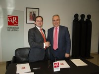 Parlamento de La Rioja y UR firman un convenio para desarrollar actividades dirgidias a la formación de los alumnos