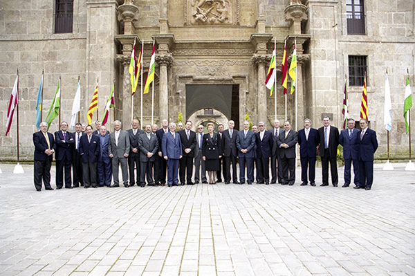  Miembros de la “Asamblea de treintaidosantes” durante el acto de conmemoración del XX Aniversario de la firma del Proyecto de Estatuto de Autonomía en 2001. Foto: Raquel Manzanares